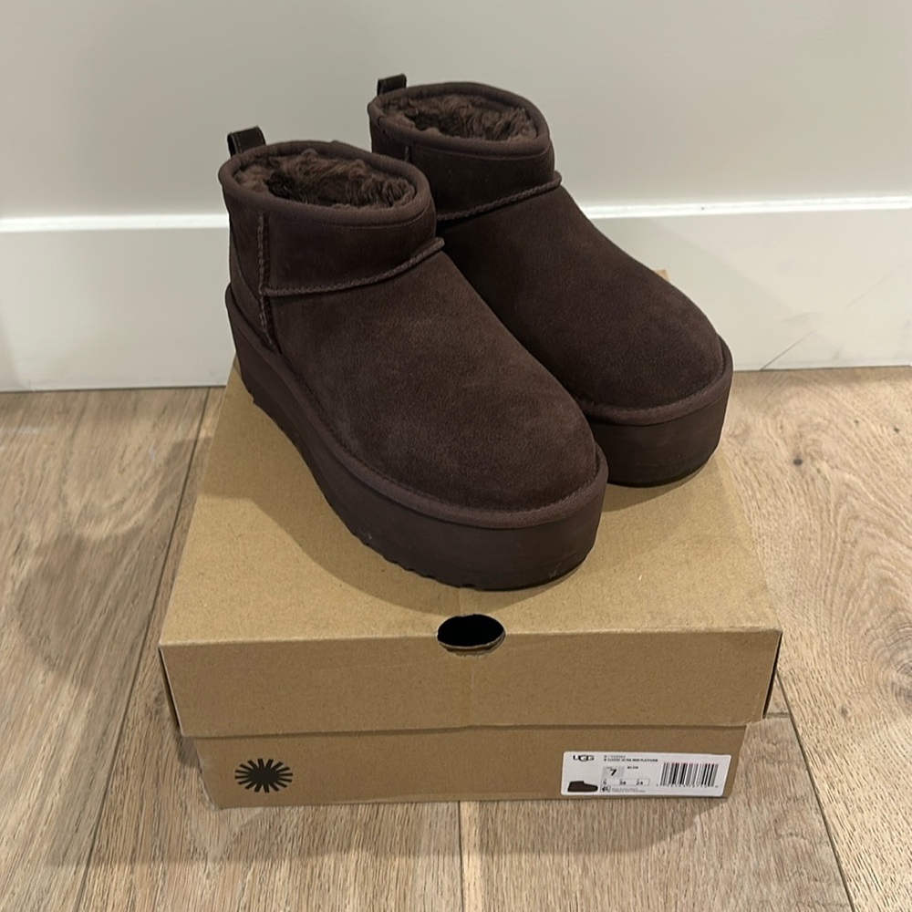 Ugg Ultra Mini Platform worn only once inside house, includes box